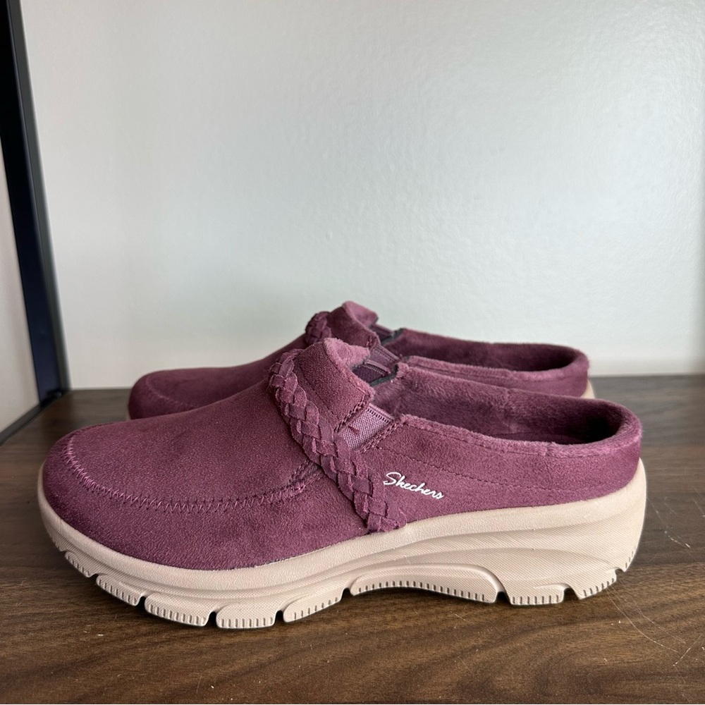 Skechers Easy Going Water Repellent Burgundy Suede Slip On Clogs Sz 7.5 Wide
